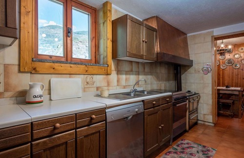 Arvier House | Stunning private villa for 6 guests with WIFI, TV, terrace, pets allowed and parking, close to A.