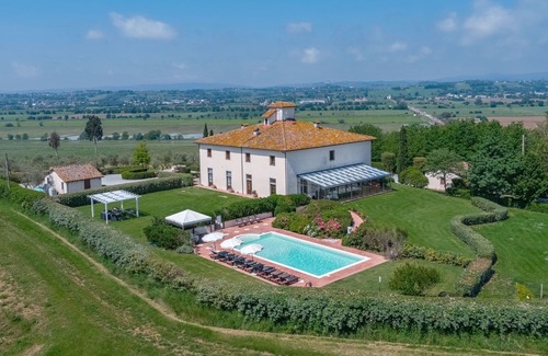 Le Piazze Villa | Stunning private villa with sauna, private pool, A/C, hot tub, WIFI, TV, patio, close to Cortona