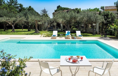 Salemi Villa | Stunning private villa for 10 people with WIFI, private pool, A/C, TV, patio and parking
