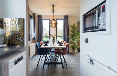 Ewijk House | Stunning private villa for 6 people with pool, hot tub, WIFI, TV, pets allowed and parking