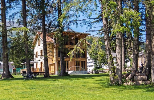 Parpan House | Stunning private villa with WIFI, hot tub, TV, patio, pets allowed, panoramic view and parking