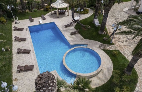 Nardo Villa | Stunning private villa with private pool, hot tub, WIFI, A/C, TV, patio, pets allowed and parking