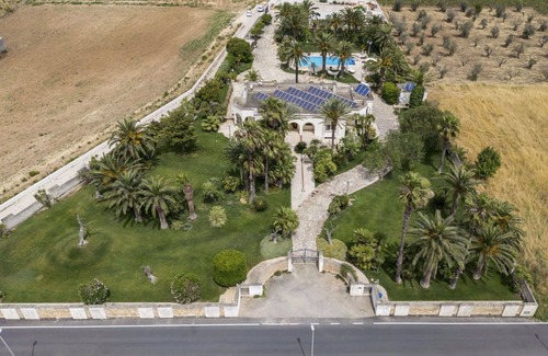 Nardo Villa | Stunning private villa with private pool, hot tub, WIFI, A/C, TV, patio, pets allowed and parking