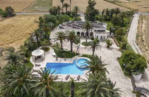 Nardo Villa | Stunning private villa with private pool, hot tub, WIFI, A/C, TV, patio, pets allowed and parking
