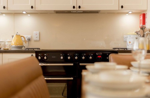 Maybole House | Stunning private villa with WIFI, TV, terrace, pets allowed, panoramic view and parking