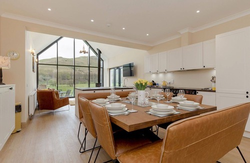 Maybole House | Stunning private villa with WIFI, TV, terrace, pets allowed, panoramic view and parking