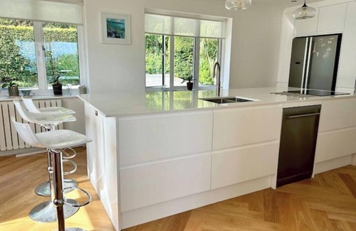 Niton House | Stunning property with sea views and swimspa