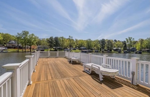 Macon House | Stunning property with 2 docks, kayaks, SUP, firepit, hammock & huge water mat