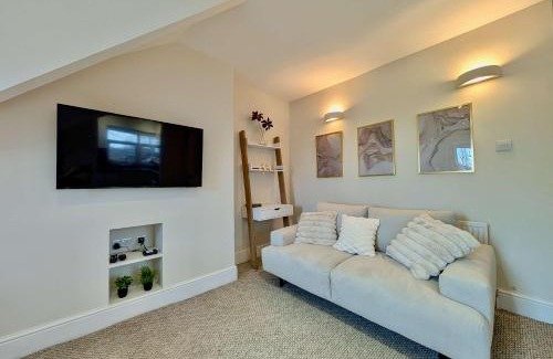 West Finchley Apartment | Stunning Property with Garden and Parking