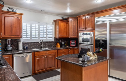 Ladera Heights House | Stunning, Quiet Pvt Luxe Home-Modern Vibe-King Bed, Jacuzzi, Fire Pit, BBQ, More