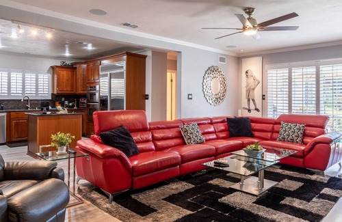 Ladera Heights House | Stunning, Quiet Pvt Luxe Home-Modern Vibe-King Bed, Jacuzzi, Fire Pit, BBQ, More