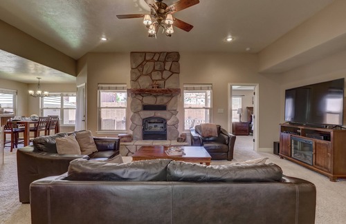 Kanab House | Stunning Red Rock Views with Cal King Bed