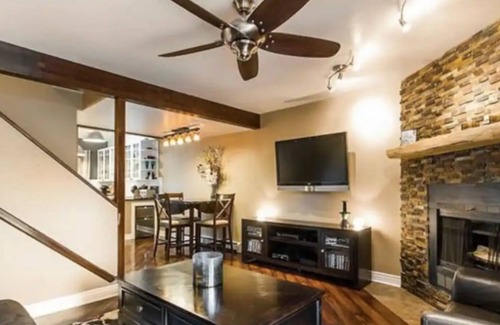 Noble Park House | STUNNING, Remodeled, 3-bdrm, 3-bath Townhouse!