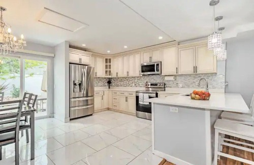 Aurora House | Stunning Remodeled w/5BR & 3BA