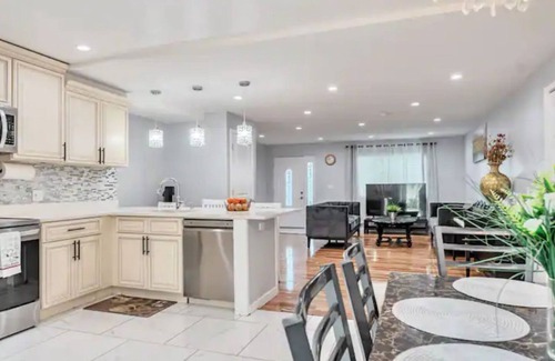Aurora House | Stunning Remodeled w/5BR & 3BA