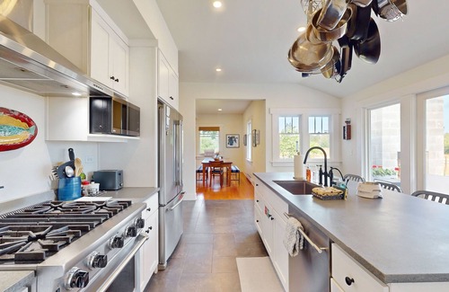 Vashon Island House | Stunning restored farmhouse with firepit, deck and loungers & gas grill