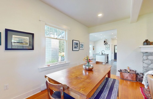 Vashon Island House | Stunning restored farmhouse with firepit, deck and loungers & gas grill