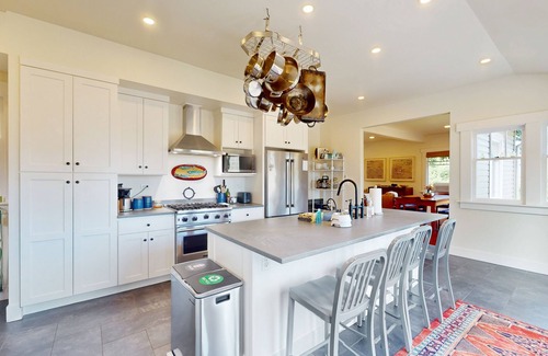 Vashon Island House | Stunning restored farmhouse with firepit, deck and loungers & gas grill