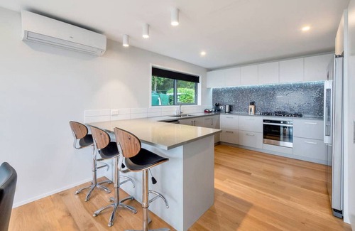 Waiatarua House | ★Stunning Retreat Close to Piha & Karekare Beach★