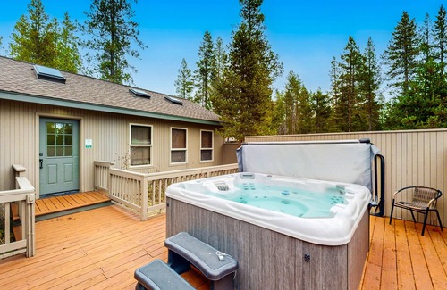 Deer Park House | Stunning Retreat with Huge Hot Tub & Deck | 10 SHARC Passes, 2 Master Suites