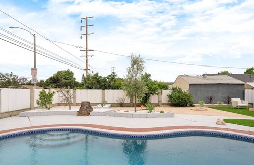 Bixby Knolls House | Stunning Retro Beach Oasis, Dual Living, Pool