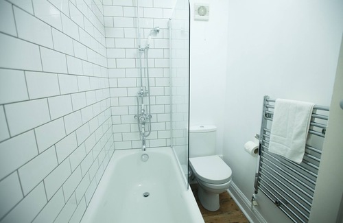 North Richmond Apartment | Stunning Richmond Apartment with garden and BBQ facilities, near shops/station