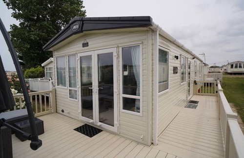 Heacham Ski Chalet | Stunning River View 2 Bedroom Caravan With Decking