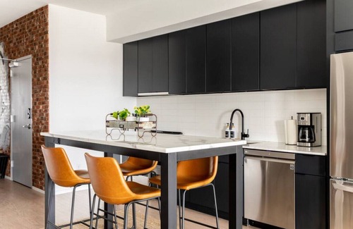 North Capitol Apartment | Stunning River View Condo - Walk to Downtown - Rooftop Patio