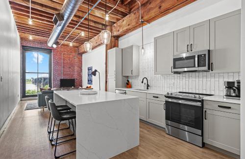 Downtown St. Louis Apartment | Stunning River View - Walk to Arch & Coffee