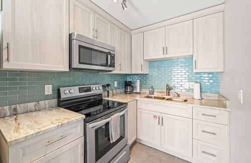 Orlando Beach Condo | Stunning Riverfront Balcony Suite W/Private Beach Access & Event-Ready Setting ✨🌊