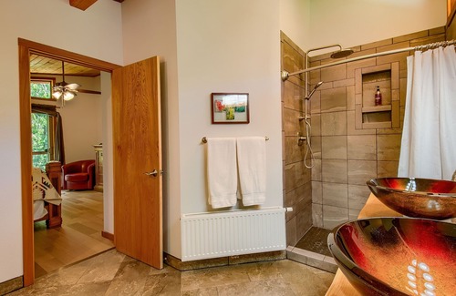 Washougal House | Stunning Riverfront Lodge Home