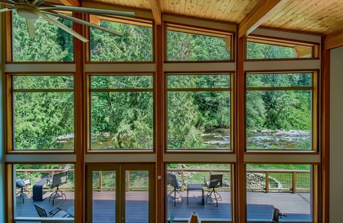 Washougal House | Stunning Riverfront Lodge Home