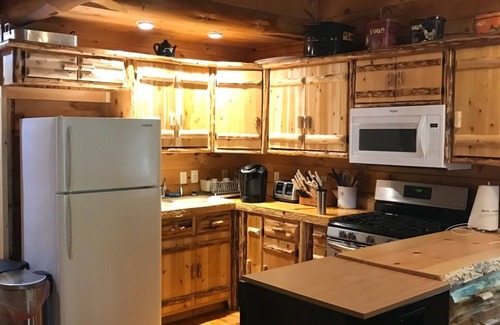 Glenfield Cabin | Stunning Riverfront Solar-Powered Cabin (back-up generator)