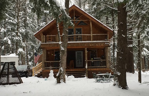 Glenfield Cabin | Stunning Riverfront Solar-Powered Cabin (back-up generator)