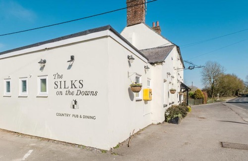 Axford Apartment | Stunning Room Above the Amazing Silks Pub!