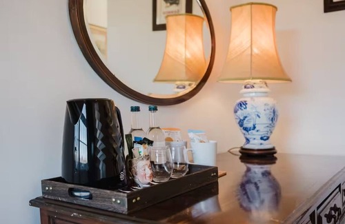 Axford Apartment | Stunning Room Above Amazing Silks Pub