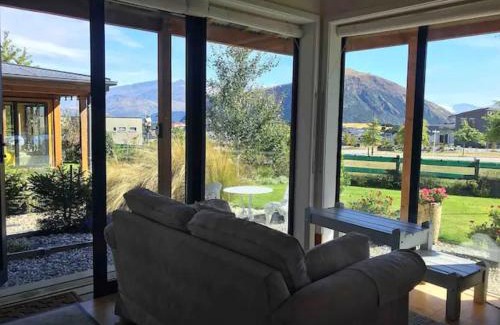 Wanaka Apartment | Stunning Scandi Style Room Overlooking Lake Wanaka
