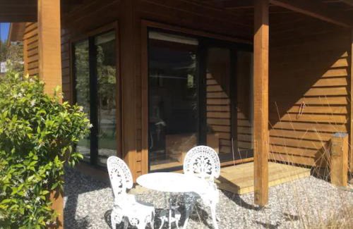Wanaka Apartment | Stunning Scandi Style Room Overlooking Lake Wanaka