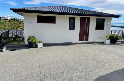 Redcliffs Villa | Stunning sea, city & mountain views, 2 bedroom home, free parking, in brand new condition