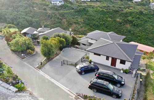 Redcliffs Villa | Stunning sea, city & mountain views, 2 bedroom home, free parking, in brand new condition