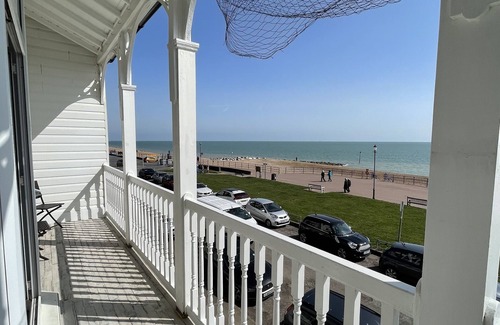 Hythe Apartment | Stunning Sea Front Apartment