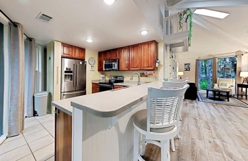 Sea Pines House | Stunning Sea Pines Treetop Oasis Deck & Grill with short walk to Harbourtown