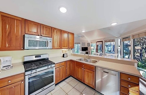 Sea Pines House | Stunning Sea Pines Treetop Oasis Deck & Grill with short walk to Harbourtown