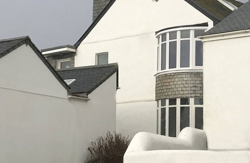 Porthleven Apartment | Stunning sea view 2 bed apartment at Porthleven - a stone's throw from the beach