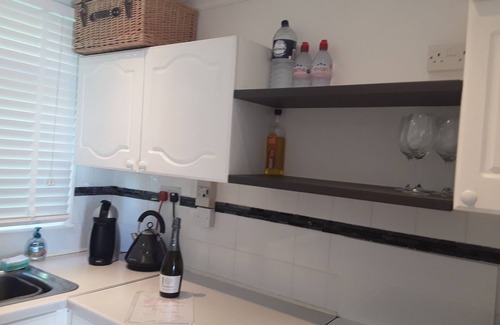 Ventnor Ski Chalet | Stunning Sea View, beach, great places to eat, shops within walking distance