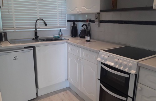 Ventnor Ski Chalet | Stunning Sea View, beach, great places to eat, shops within walking distance