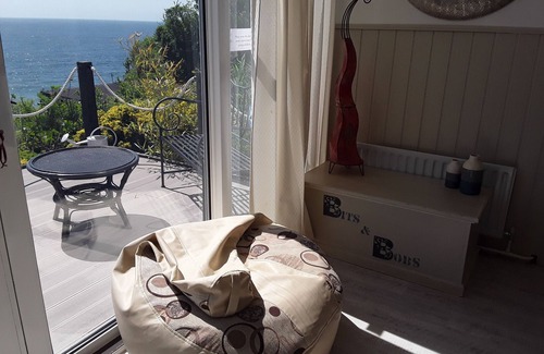 Ventnor Ski Chalet | Stunning Sea View, beach, great places to eat, shops within walking distance
