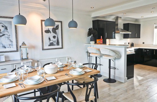 Treyarnon Apartment | Stunning sea view duplex apartment, large balcony opposite the beach