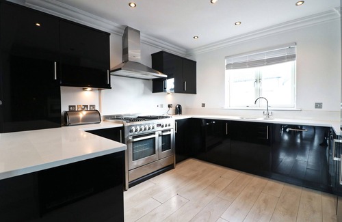 Treyarnon Apartment | Stunning sea view duplex apartment, large balcony opposite the beach