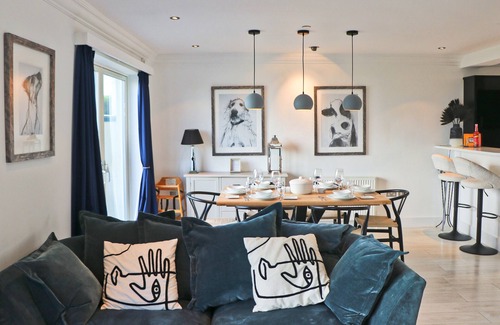 Treyarnon Apartment | Stunning sea view duplex apartment, large balcony opposite the beach
